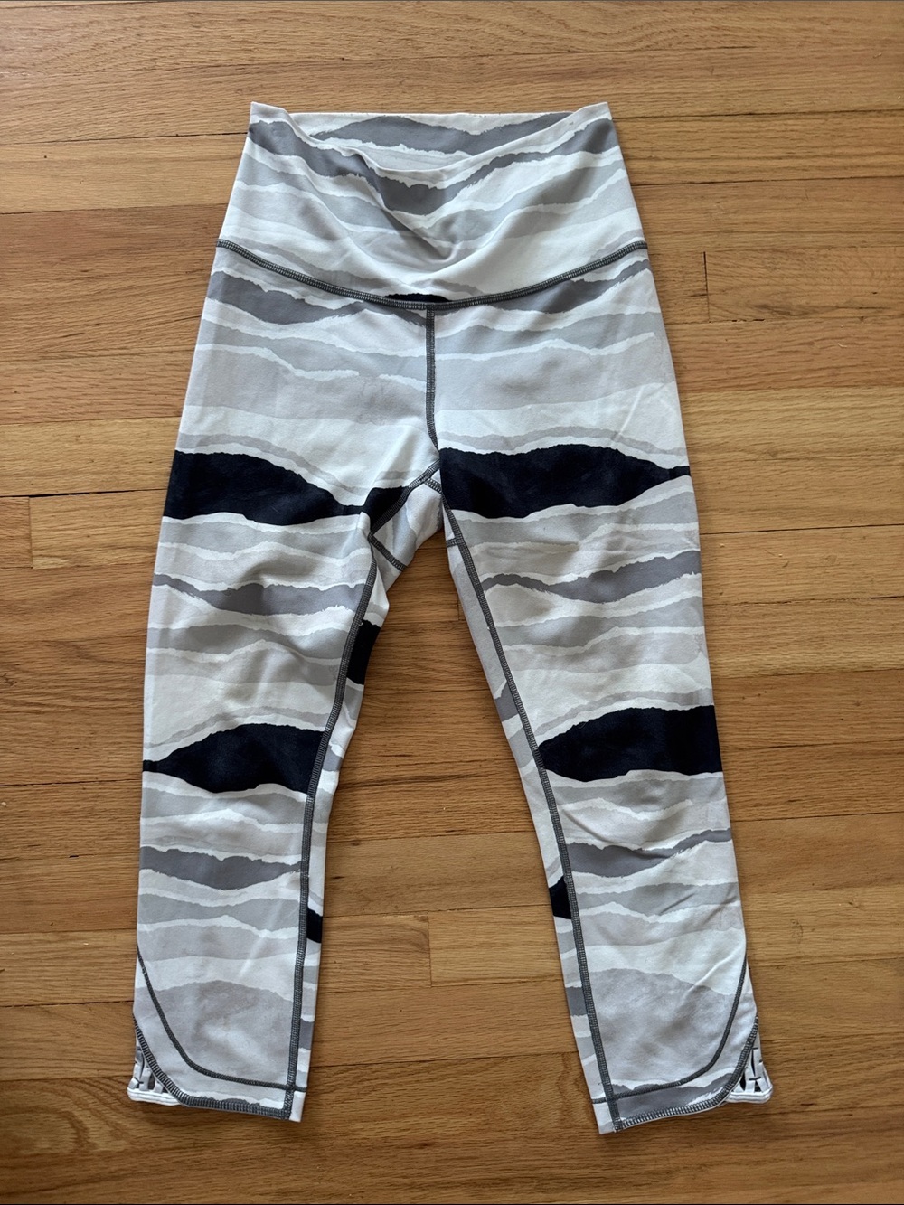 lululemon athletica Women's Gray & Black Wave-Stripe High-Rise Leggings